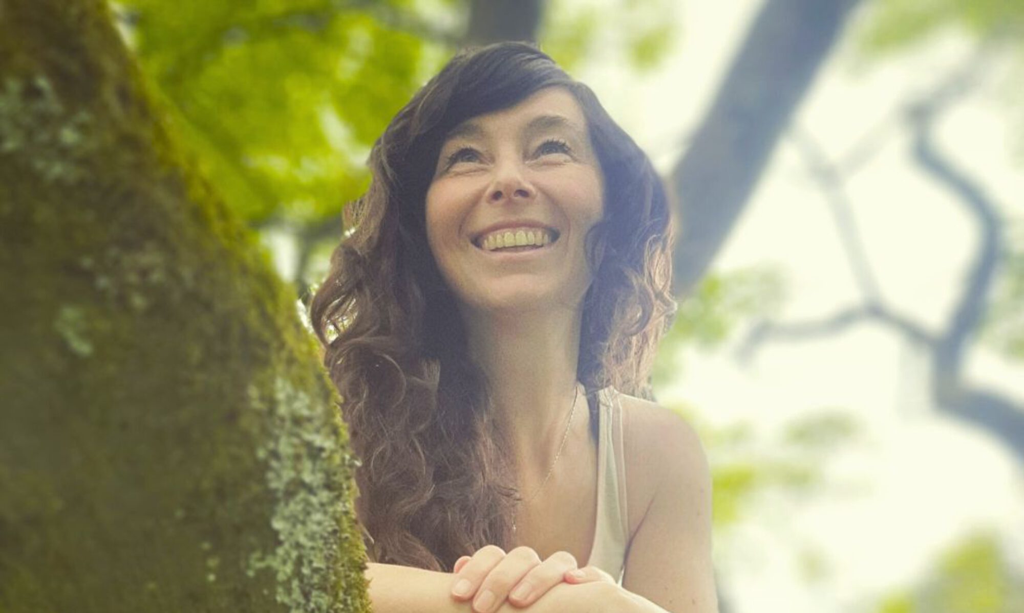 Pranavi willkommend in einem Baum mit Sonne